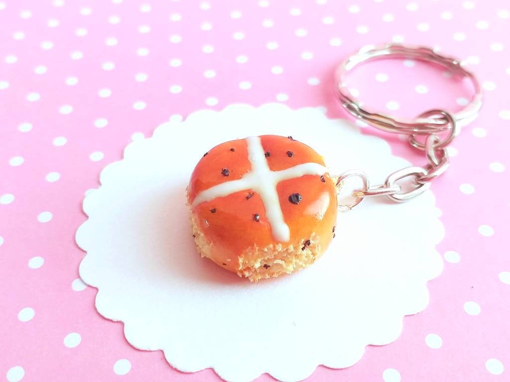 Cross Bun Keychain - Miniature Food - Food Keychain - Kawaii Style - Gift - Clay Food - Realistic Food Miniatures - Easter